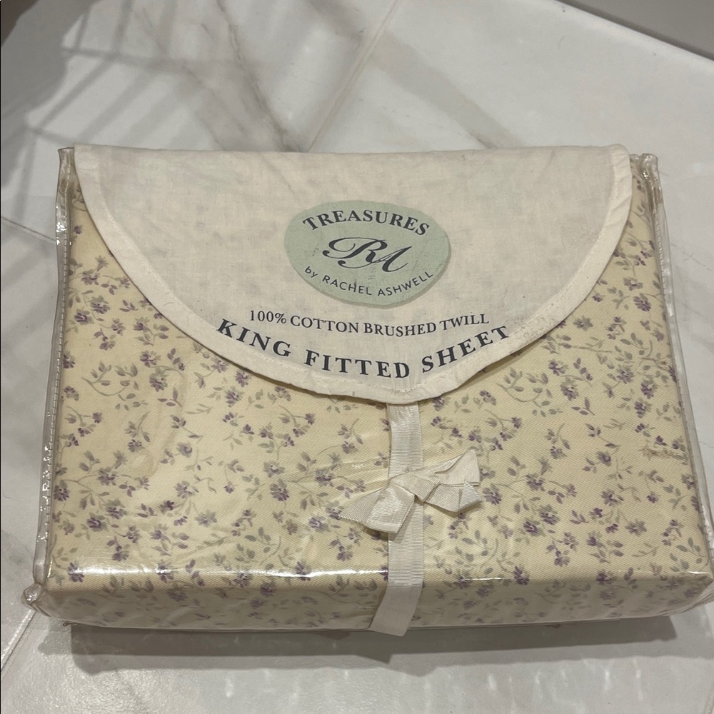 Very rare, Rachel Ashwell LAVENDER DITSY
KING FITTED SHEET and 2 standard cases